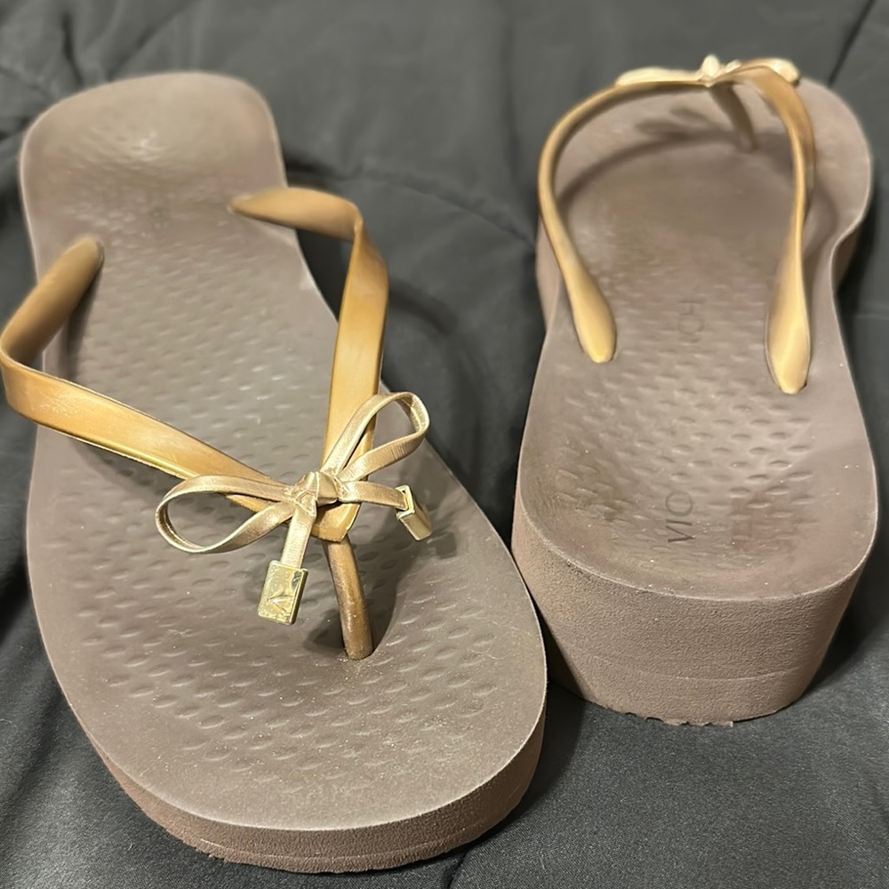 Vionic size 10 Brown Flip Flops with Bow Accent